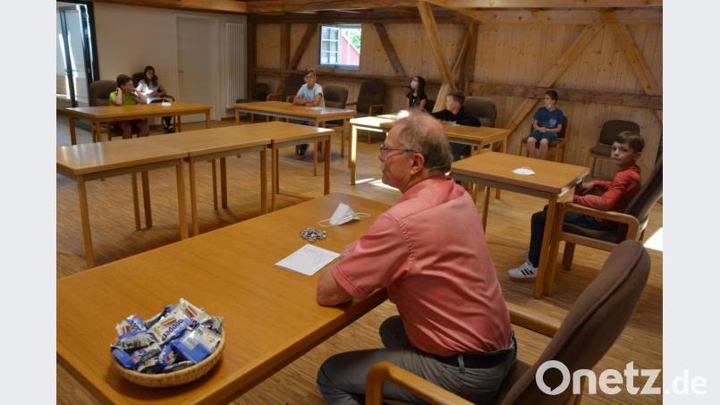 Im neuen Ratssaal, dort wo sich künftig der Marktrat zu seinen allmonatlichen Sitzungen treffen wird, nahmen derweil als erste die Kinder Platz, Bürgermeister Max Bindl stellte den Kindern die Aufgaben der Marktgemeinde vor. Bild: jr