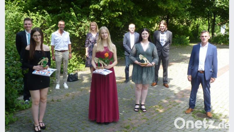 Die Besten der Zehnten Klassen (von rechts): Rektor Peter Danninger, Lehrer Armin Küst, Eilika Oseloff (Klasse M10.2/1,33), Konrektor Harald Röbl, Veronika Lösl (M10.1/1,44), Bürgermeisterin Brigitte Bachmann, Bürgermeister Peter Achatzi, Christina Hubner (M10.1/1,44), Lehrer Marius Glombitza. Bild: pad