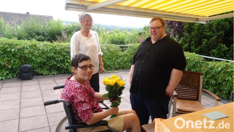 Rosen für Barbara Kurz und den Pflegepreis der Bayerischen MS-Stiftung für Andreas Hager hat Christiane Heigl (Mitte) mitgebracht. Bild: hka