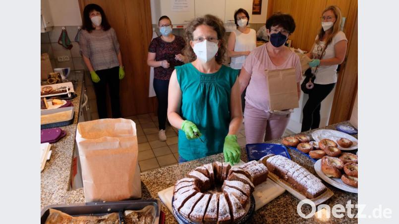 Mitglieder des Evangelischen Frauenbunds verkauften nach dem Gemeindetreffen Kuchenpakete. Der Erlös kommt Kindern in der Unwetterregion zugute. Bild: le