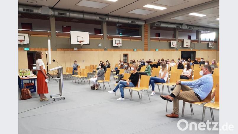 Im Gymnasium trafen die Schüler erstmals ihre Mentoren in der Berufsorientierung. Bild: Susanne Wagner/exb