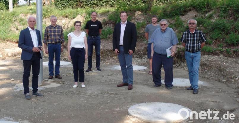 Bei einem Ortstermin verschafften sich Martin Schmid (Vierter von rechts) als Geschäftsführer der Steinwald-Allianz, Bürgermeister Peter König (links), die stellvertretende Bauamtsleiterin der VG Neusorg Katrin Bayer sowie Horst König und Gerhard Fröhlich (von rechts) mit Vertretern der Dorfgemeinschaft einen Überblick zum aktuellen Stand der Bauarbeiten für den künftigen Generationenpark in Schwarzenreuth. Bild: br