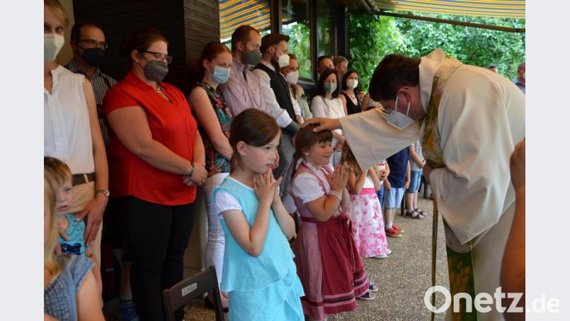 Abschluss-Gottesdienst im Kindergarten. Die Buben und Mädchen gestalteten ein Legebild und erhielten den Segen von Pfarrer Udo Klösel. Bild: gi