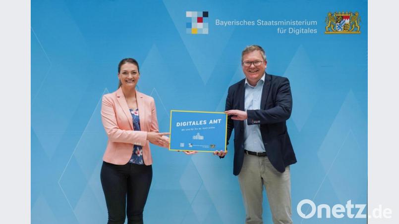Digitalministerin Judith Gerlach und der Amberger Oberbürgermeister Michael Cerny bei der Verleihung des Siegels &quot;Digitales Amt&quot; in München. Bild: Pressestelle Digitalministerium Bayern