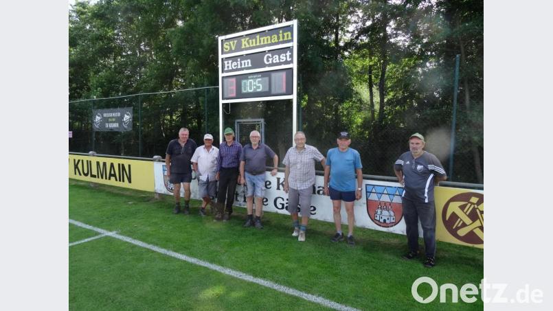 Das Montagsteam des Sportvereins hat nicht nur die Vorarbeiten übernommen, sondern auch beim Aufstellen der Anzeigetafel mitgeholfen. Bild: ak