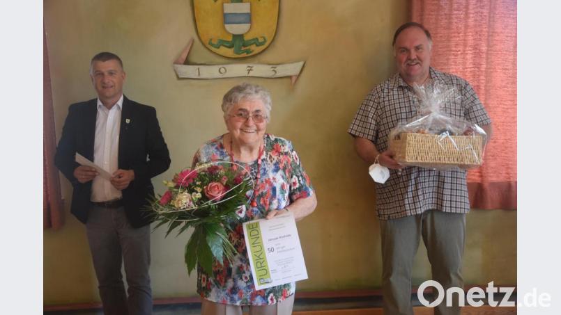 Bürgermeister Dietmar Schaller (links) und Oberpfalz-Medien-Gebietsleiter Gerhard Wölfel (rechts) würdigen ein "halbes Jahrhundert" Zeitungsaustragen von Clothilde Jarczak. Bild: fz