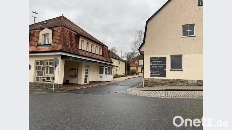 Die Bushaltestelle an der alten Klinikpforte in Reiserdorf soll nach dem Willen des Gemeinderates attraktiver werden. Dahingehend will man Gespräche mit den Buslinienbetreibern führen, mit dem Klinikbetreiber und dem Bezirk. Bild: Eichl