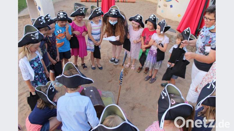 Nach einer langen und aufregenden Schatzsuche fanden die Piratenvorschulkinder einen Schatz im Sandkasten, der gerecht untereinander aufgeteilt wird. Bild: fks