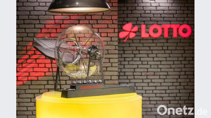 Die Ziehungsmaschine der Lottozahlen 6 aus 49. Eine Frau aus Unterfranken hat - ohne es zu bemerken - den zweithöchsten Gewinn der Geschichte von Lotto Bayern erzielt. Symbolbild: Oliver Dietze/dpa