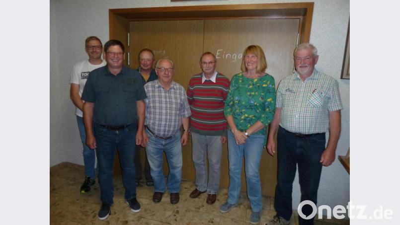 Das Führungsteam der Teilnehmergemeinschaft Flurbereinigung Thanhausen: (von links) Stellvertreter Markus Schüßler, Kassier Alois Sladky, Schriftführer Konrad Thoma, Stellvertreter Josef Bäuml, Zweiter Vorsitzender Michael Kastner, Vorsitzende Martha Jung und Stellvertreter Bernhard Walter. Bild: bir