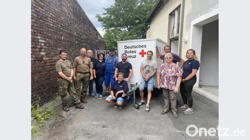 Die Pechbrunnerin Nadine Krause-Göbler (rechts) und das Hilfsteam aus der Oberpfalz zusammen mit Helfern vor Ort. Bild: Krause-Göbler/exb