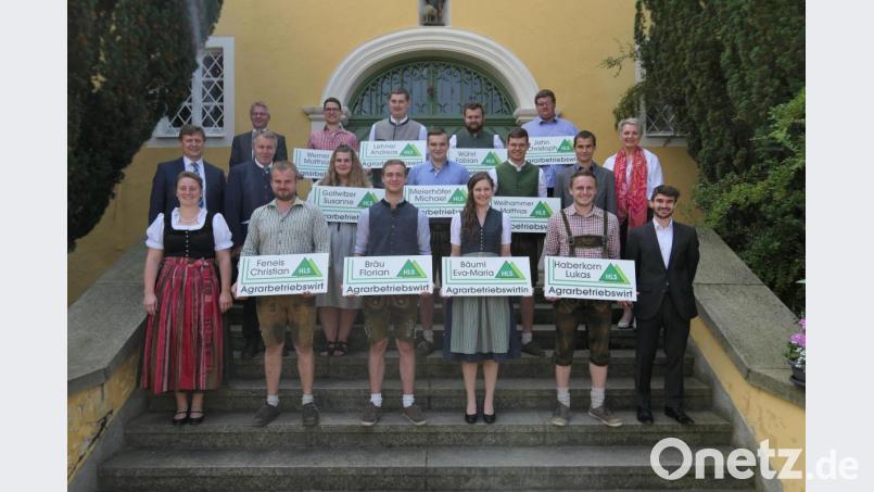 Die Absolventen des diesjährigen Jahrganges freuen sich über ihren Abschluss. Auch Schulleiter Reinhold Witt (Zweite Reihe, ganz links), Semesterleitung Judith Schlosser (Erste Reihe, ganz links) und weitere Lehrkräfte freuen sich mit ihnen. Jahrgangsbester wurde Lukas Haberkorn (Erste Reihe, Zweiter von rechts). Bild: Tanja Seebauer/exb