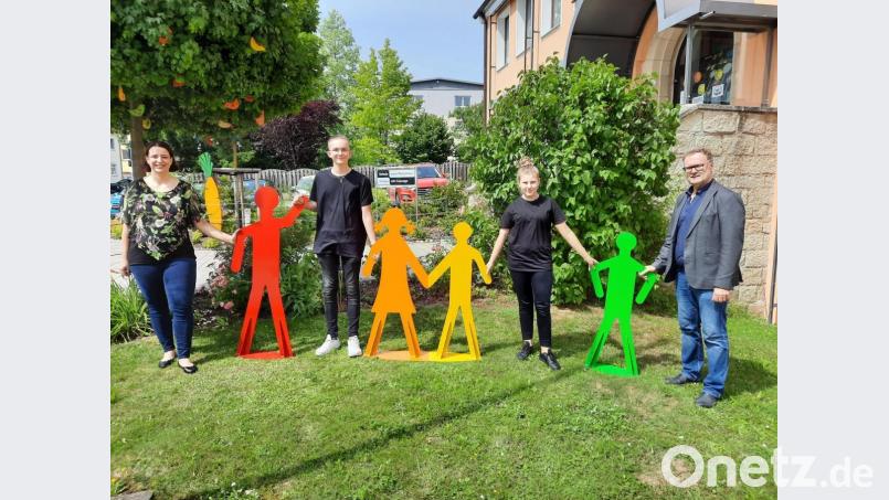 Rektor Wolfgang Bodensteiner (rechts) neben den neuen Edelstahl-Schülern in Eschenbach. Bild: rn