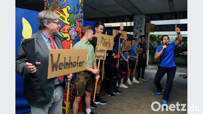 Peter Welnhofer (links) ließ sich zum Abschied von Schülern in sieben Sportarten herausfordern. Organisiert hatte diesen Programmpunkt Sport-Fachbereichsleiter Matthias Harbauer (rechts). Bild: Stephan Huber