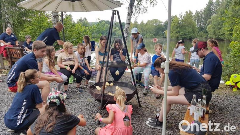 Einen unterhaltsamen Nachmittag bescherte die Wasserwacht Kindern am Kassecker-Teich. Gemeinsames Grillen beendete die „Naturrallye“. Sie bildete den Auftakt des Ferienprogramms der Stadt Waldsassen. Bild: Pascal Fischer/exb