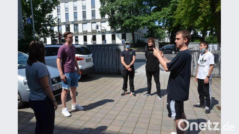 Projektleiterin Johanna Grillenbeck mit Schülern der Staatlichen Wirtschaftsschule. Bild: Kunz