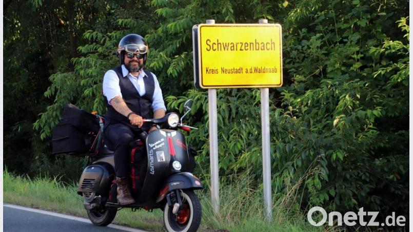 Markus Mayer aus dem Allgäu machte auf seiner Tour Halt in Schwarzenbach: Viele Kilometer hat der Allgäuer schon in Europa zurückgelegt. Nun kam er der Vespa-Gentleman auch in die Oberpfalz. Bild: jma