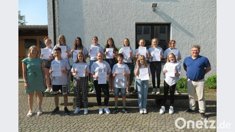 Bei der Aushändigung der Streitschlichter-Urkunden dankte Realschuldirektor German Helgert (rechts) der Ausbildungslehrerin Miriam Schraml (links) und gratulierte den neuen Streitschlichtern. Bild: jzk