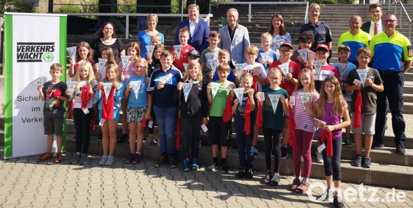 Die erfolgreichen Viertklässler aus den Grundschulen Kastl und Hohenburg zusammen mit (von links) Lehrerin Cornelia Schemainda, Lehrerin Gertrud Lautenschlager, Bürgermeister Stefan Braun, Gernot Schötz, Rektorin Ulrike Hampel-Sperlich, der Polizeibeamtin Ram-Höcherl, Harald Heselmann, Fabian Gräml und Markus Neumeyer. Bild: Christine Demleitner-Breunig/exb