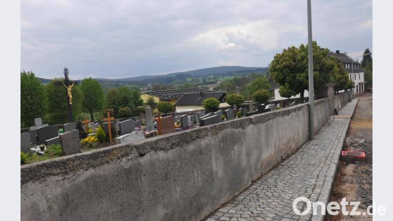 Die Friedhofsmauer soll abgebrochen als als Bruchsteinmmauer neu errichtet werden. Bild: ws