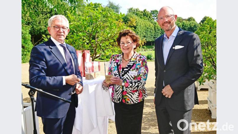 Altoberbürgermeisterin Birgit Seelbinder erhielt den Award der Metropolregion Nürnberg. Das Foto zeigt sie mit den beiden Vorsitzenden Johann Kalb (links) und Klaus Wübbenhorst. Bild: Metropolregion/exb