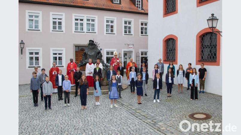 In einem weiteren Gottesdienst wurden Jugendliche aus Tirschenreuth, Großkonreuth und Griesbach gefirmt. Im Bild: Kaplan Daniel Fenk, Pfarrer Charles Ifemeje, Weihbischof Dr. Josef Graf sowie Stadtpfarrer Georg Flierl (von links). Bild: Foto Hummer/exb