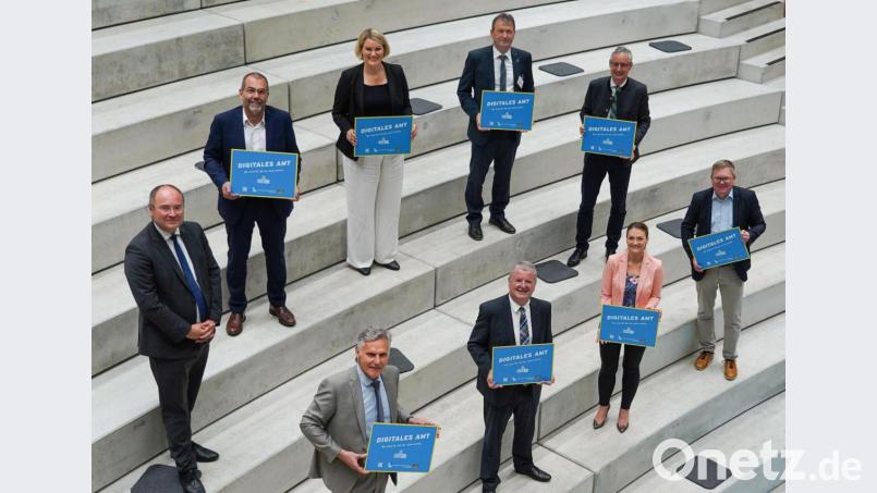Auszeichnung &quot;Digitales Amt&quot; in München: Die Vertreter der sieben Städte mit Digitalministerin Judith Gerlach (vorne). Bild: Pressestelle Digitalministerium Bayern