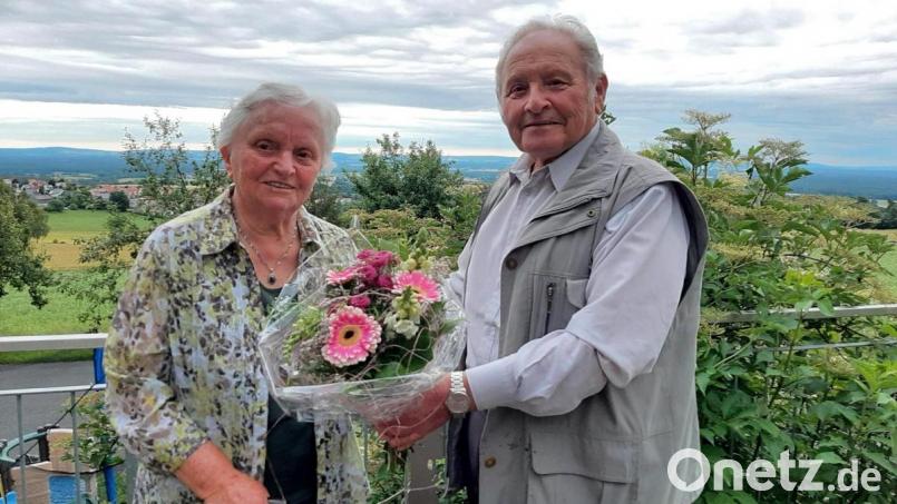 Franziska Vogl aus Kösching ist mit ihren 90 Jahren das älteste Mitglied des Fuchsmühler Holzrechtler-Stammtisches. Zum runden Geburtstag gratulierte Stammtisch-Chef Heinrich Schärl (rechts). Bild: wro