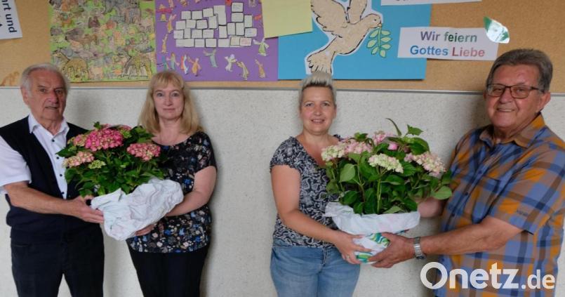 "Wir sind überaus dankbar für euer Engagement im Dienst der Kinder und Eltern", dankten Karl Tabert (rechts) und der bisherige Organisator Alfons Lehner (links) die bisher tätigen Betreuerinnen Elke Löw (Zweite von links) und Jana Schmidt (Zweite von rechts). Bild: le