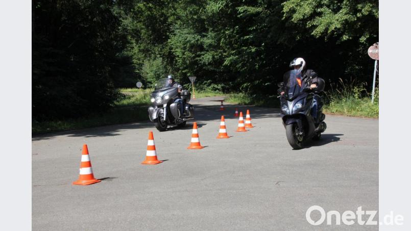 Auch Slalomfahren stand als Übung auf dem Ausbildungsplan. Die Teilnehmer erlangen mehr Sicherheit fürs Kurvenfahren und für Ausweichmanöver. Bild: frd