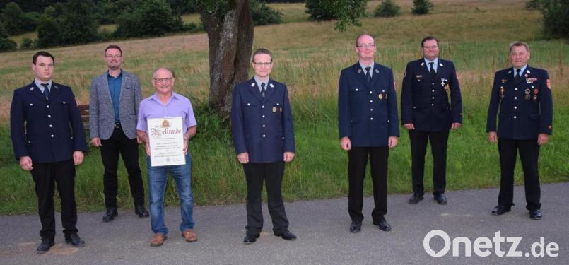 Die Feuerwehr Ransbach ehrt und wählt (von links): Vorsitzender Christoph Finn, Bürgermeister Florian Junkes, Ehrenvorsitzender Vinzenz Praller, Kommandant Andreas Bruckmüller, Jürgen Hirsch sowie die Kreisbrandmeister Helmut Braun und Alexander Graf. Bild: bö