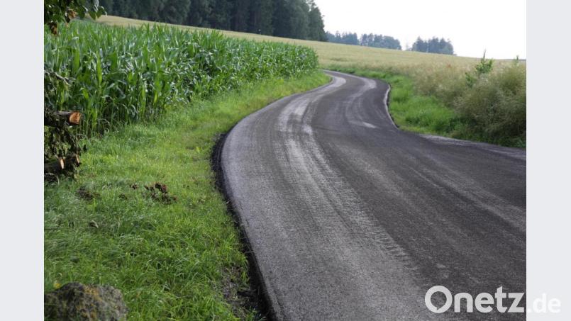 Endlich wieder durchgehend befahrbar ist die Gemeindeverbindungsstraße zwischen Großkonreuth und Dippersreuth. Ein 800 Meter langes Teilstück wurde saniert und neu asphaltiert. Bild: kro