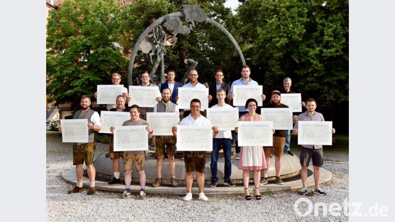 Handwerkskammer-Geschäftsführer Alexander Stahl (hintere Reihe, Dritter von links) und Bildungszentrumsleiter Uli Götz (hintere Reihe, Dritter von rechts) gratulierten den erfolgreichen Absolventen. Bild: Schwarz/exb