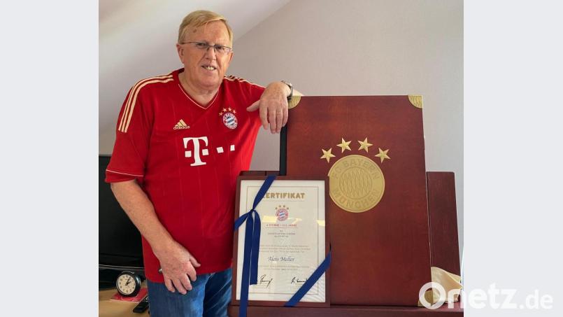 Alois Mellers ganzer stolz: Die FC-Bayern-Chronik, die es weltweit nur 4111 Mal gibt. Bild: Völkl
