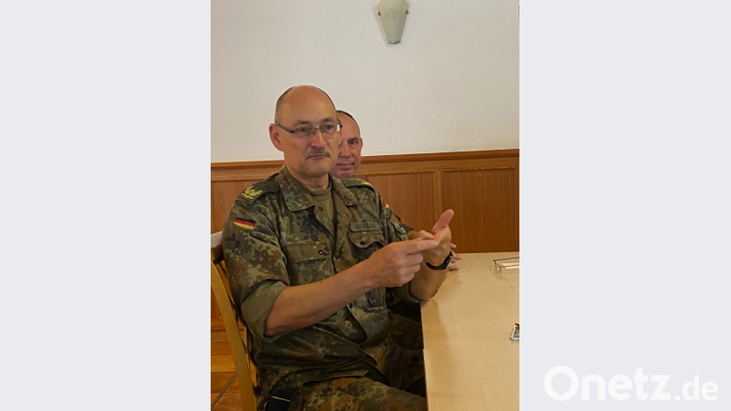Diskutierte mit: Brigadegeneral Thomas Hambach (hinter ihm Oberst der Reserve Stefan H. Berger). Bild: Eberhard Grein/exb