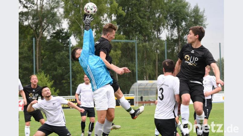 Der FC Tirschenreuth ist mit einer 0:2-Heimniederlage gegen den FC Lorenzreuth in die neue Bezirksliga-Saison gestartet. Hier fängt Gästetorwart Leon König den Ball vor FCT-Stürmer Nico Stark ab. Am Donnerstag geht&#039;s für die Kreisstädter zum Oberpfalzderby nach Poppenreuth. Bild: Rudolf Gebert