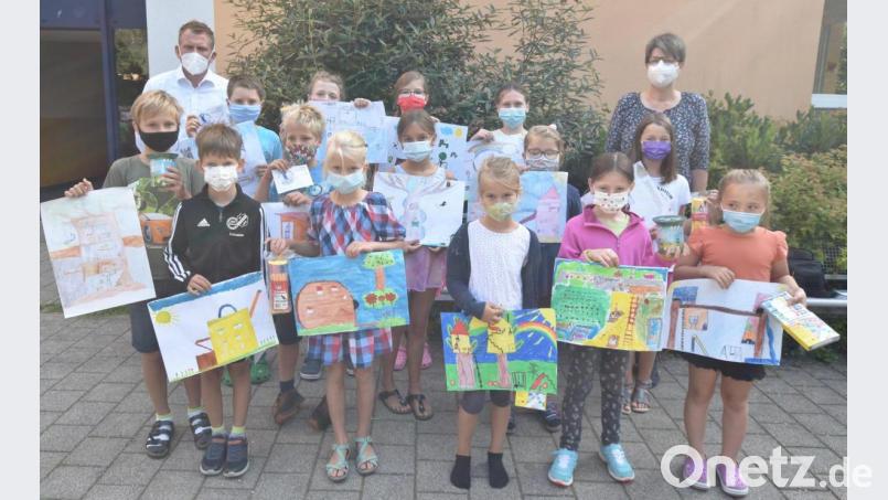 Die drei Erstplatzierten aus jeder Klasse mit dem Leiter der Raiffeisen-Geschäftsstelle in Illschwang, Christoph Michl (links), und der Rektorin der Grundschule Illschwang, Gaby Pirner (rechts). Bild: no