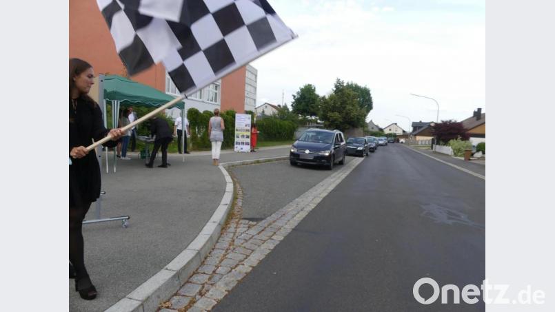 Die Jahnstraße in Eschenbach wurde zur Startstrecke für einen neuen Lebensabschnitt. Flaggensignale gaben den Weg für die Abschlussschüler frei. Bild: rn