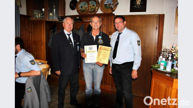 Werner Schäffer (Mitte) wurde durch Josef Straller (rechts) zum Ehrenvorsitzenden der KSK Niedermurach ernannt. BKV-Kreisvorsitzender Josef Hanauer verlieh die Ehrenmedaille des Verbandes Bild: boj