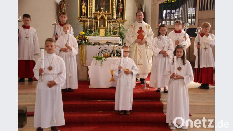 Die erste Gruppe der Gebenbacher Kommunionkinder besteht aus Lisa Gebhardt, Erik Karl, Noah Matthies, Lilly Preuß und Paul Weigl, hier zusammen mit Pfarrvikar Christian Preitschaft. Bild: swo