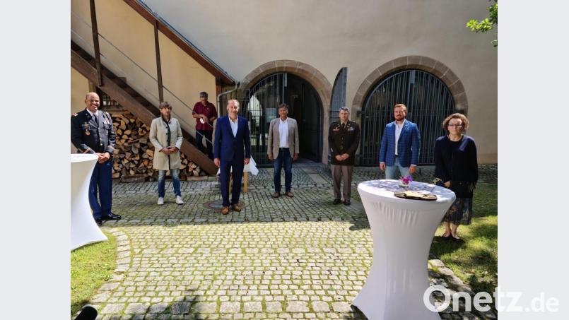 Lieutenant Colonel Angel Llompart, Pegnitz Bürgermeister Wolfang Nierhoff, Archivar Andreas Bayerlein, Grafenwöhrs Bürgermeister Edgar Knobloch, Oberst Daniel Miller und die Pressesprecher der 7th Army Training Command und der Garrison, André Potzler und Susanne Bartsch, gedachten der verunglückten US-Soldaten anlässlich der Ausstellungseröffnung. Bild: sne