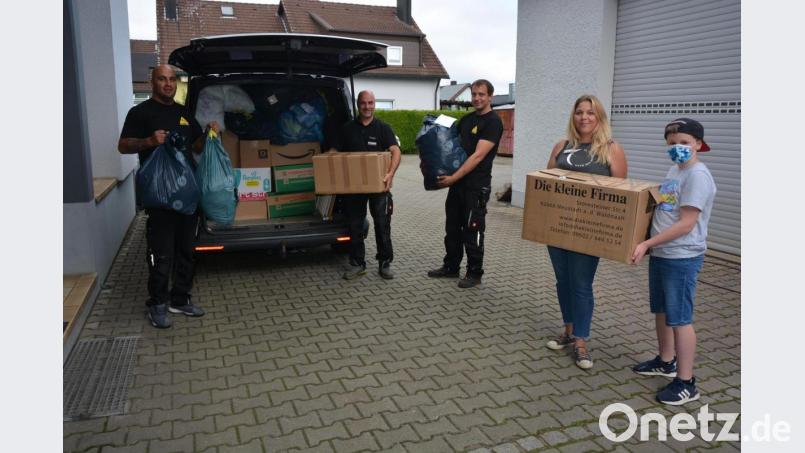 Unterstützt wird Nadine Krause-Göbler (Zweite von rechts) bei der Organisation der Hilfsaktion für Flutopfer von ihrem Ehemann Alexander (Zweiter von links), den Mitarbeitern des Autohauses Krause und weiteren Helfern. Bild: jr