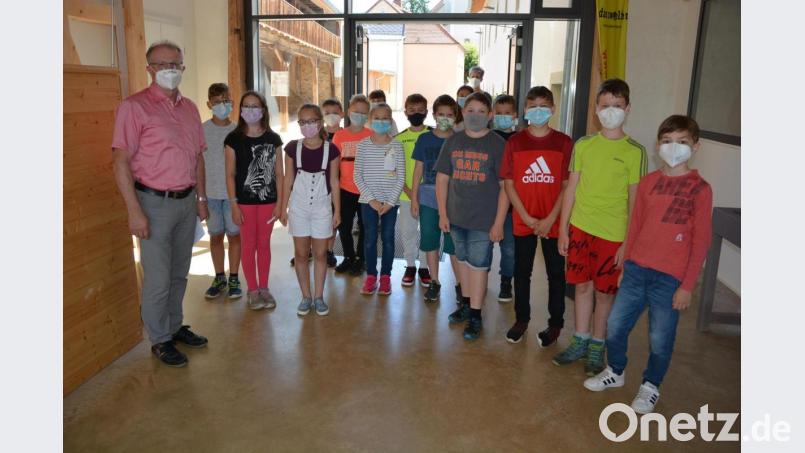 Bürgermeister Max Bindl (links) hieß die Kinder der vierten Klasse im Eingangsbereich des Informations- und Begegnungszentrum willkommen. Gerne zeigte er ihnen die Räumlichkeiten, mit der die Marktgemeinde sich künftig optimal präsentieren wird Bild: jr