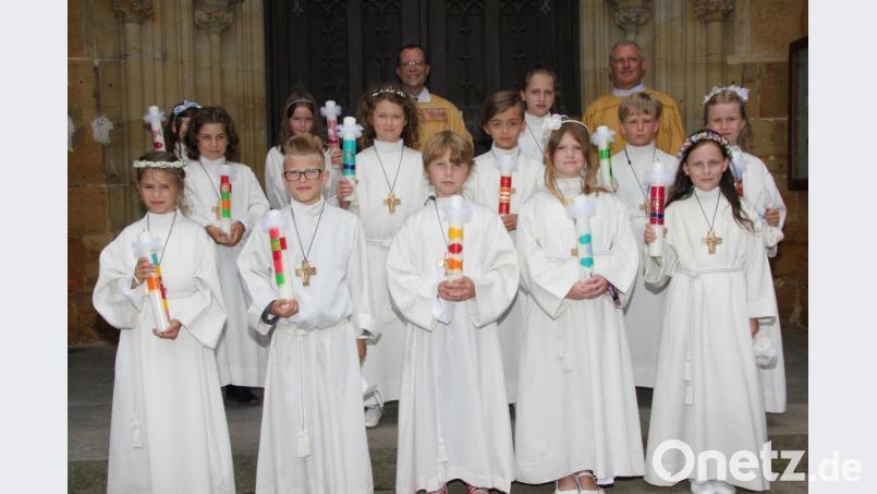 In zwei Gruppen feierten 25 Kinder in der Basilika St. Martin mit Stadtpfarrer Thomas Helm (hinten links) und Diakon Richard Sellmeyer (hinten rechts) ihre Erstkommunion. Im Bild Gruppe 1. Bild: ads