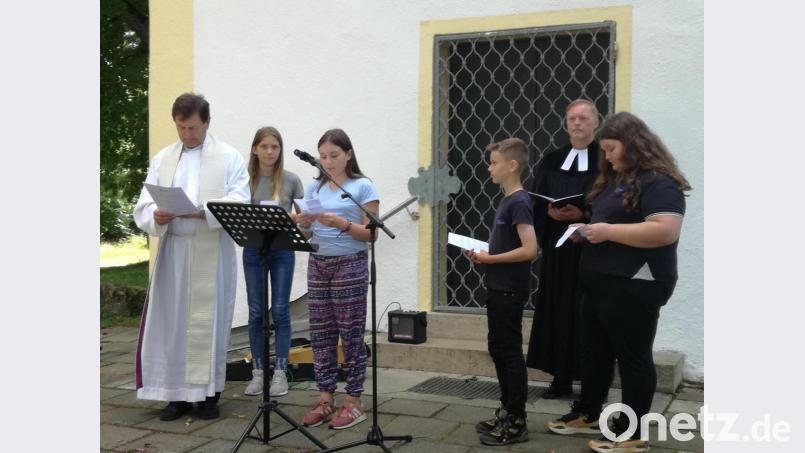 Pfarrer Horst Kurz und Pfarrer Hans Zeltsperger gestalteten die Andacht auf dem Gottvaterberg. Realschüler wirkten bei Fürbitten und Lesungen mit. Bild: wku