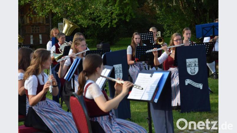 Für die Zuhörer war Chillen in der Abendsonne angesagt, für den Zauber der Musik sorgten erstmals nach eineinhalb Jahren wieder die Musikerinnen und Musiker der Trachtenkapelle. Bild: bö