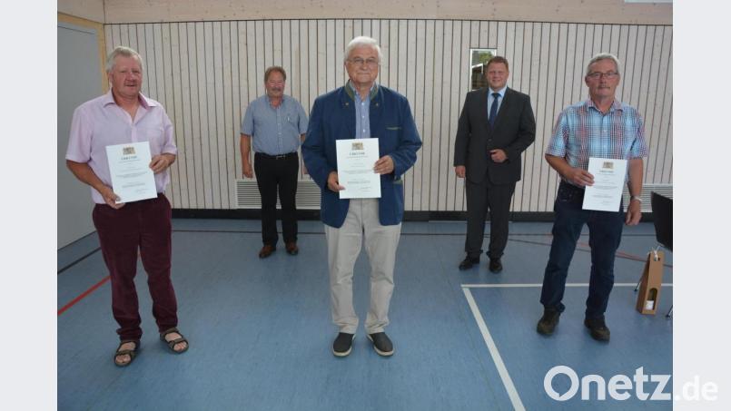 Kommunale Dankurkunden wurden in der Stadtratssitzung an verdiente Kommunalpolitiker verliehen: (Vorne, von links) Herbert Böhm, Helmut Brandl und Albert Fröhlich. Ihnen gratulierten Bürgermeister Stefan Grillmeier (Zweiter von rechts) und sein Stellvertreter Johann Brandl. Beide hatten diese Auszeichnung schon zuvor am Landratsamt erhalten. Bild: jr