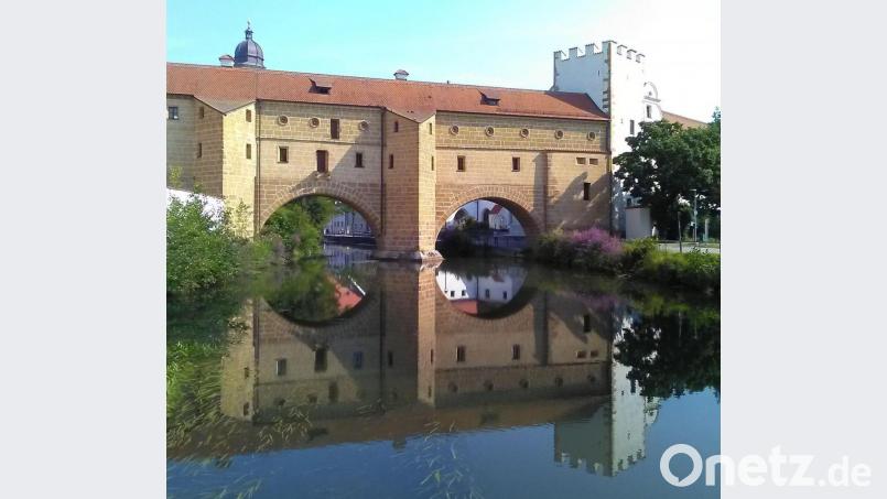 Das Schloss zur Landseite mit Fluchttor, links über der Grasnarbe einstige Schießscharten, rechts an der Stadtbrille die Türen zu den Toiletten, Maulscharten, am Übergang zum Turm die Tür zur ehemaligen Bastei und daneben, als Teil des Zeughauses, der einzige im Original erhaltene Stadtturm mit den Zinnen oben auf. Bild: Dieter Dörner