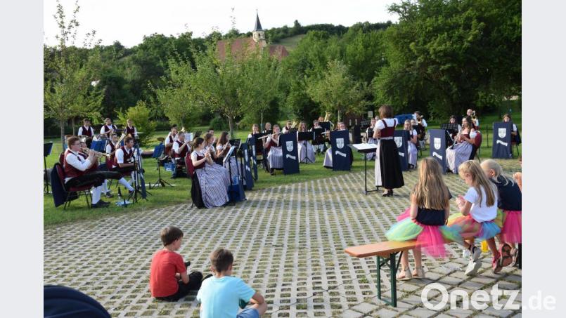 Statt auf der Jakobuskirwa spielt die Trachtenkapelle Hohenburg unter Leitung von Anja Paulus zu einer Sommerserenade an der Uferpromenade der Lauterach auf. Bild: bö