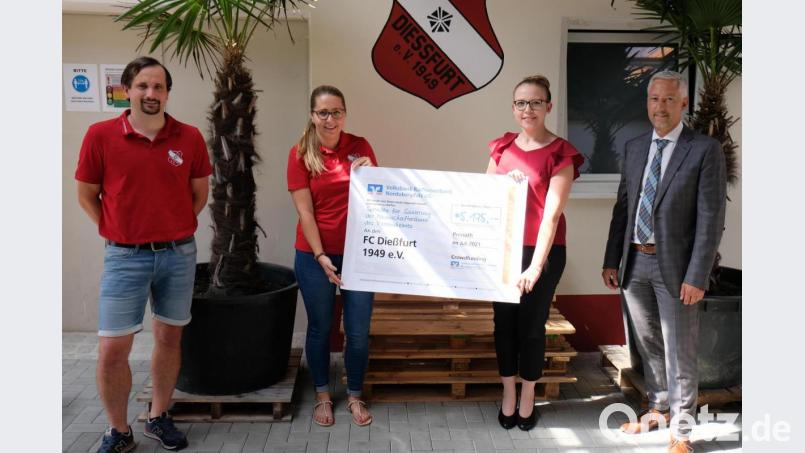 Nach der erfolgreichen Crowdfunding-Aktion mit einem Spendenaufkommen von insgesamt 5.175 Euro strahlen FC-Vorstand Tobias Hösl, Vorstandsmitglied Kathrin Bauer, Raiffeisenbank-Geschäftsstellenleiterin Franziska Hero und Regionalmarktleiter Stefan Schedl (von links) bei der Übergabe des symbolischen Spendenschecks um die Wette Bild: do